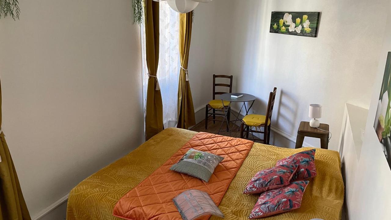 เช ติฟิล Bed & Breakfast เอสตัง ภายนอก รูปภาพ